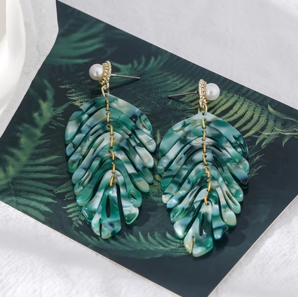 NEW Green Leaf Acrylic Dangle Long Earrings - Picture 4 of 5